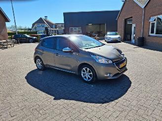 Peugeot 208 1.2i vti automaat   82pk  navi picture 10
