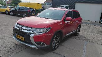 krockskadad bil auto Mitsubishi Outlander 2.0i  150pk automaat   clima navi 2017/1