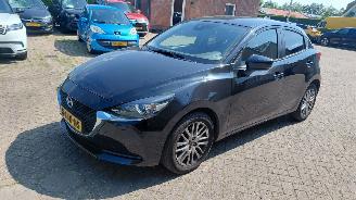 krockskadad bil auto Mazda 2 1.5i  90pk   airco navi 2020/2