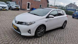 Damaged car Toyota Auris 1.8 hybrid   73kw pano  navi clima 2013/10