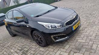 krockskadad bil auto Kia Cee d 1.0i navi   74kw  5drs airco 2016/6
