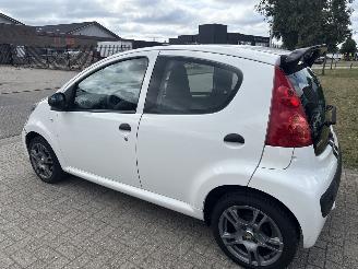Peugeot 107 1.0-12V XR LICHTE SCHADE BOUWJAAR 2011 66000 KM  2250 EURO picture 2
