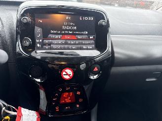 Peugeot 108 1.0e VTI ALLURE LICHTE SCHADE BOUWJAAR 2022  6999 EURO VAST picture 14