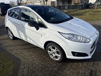 uszkodzony samochody osobowe Ford Fiesta 1.0 WHITE EDITION LICHTE SCHADE RIJDBAAR BOUWJAAR 2016 4150 EUR 2016/3