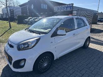 uszkodzony samochody osobowe Kia Picanto 1.0 CVVT ECONOMY  AIRCO LICHTE SCHADE! BOUWJAAR 2014 2150 EURO 2014/2