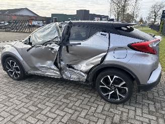 Toyota C-HR 1.8 HYBRID ADVENTURE RIJDBARE ZIJSCHADE! 2017  10950 EURO VAST picture 4
