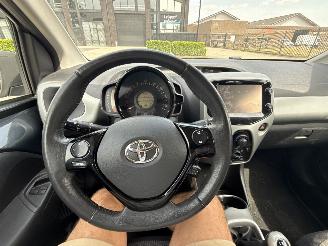 Toyota Aygo 1.0 VVT-i X-PLAY LICHTE SCHADE! BOUWJAAR 2014 3900 EURO VAST! picture 11