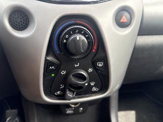 Toyota Aygo 1.0 VVT-i X-PLAY LICHTE SCHADE! BOUWJAAR 2014 3900 EURO VAST! picture 12