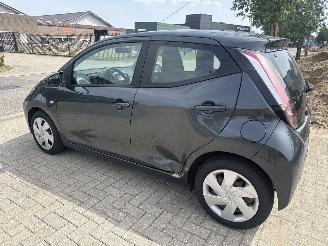 Toyota Aygo 1.0 VVT-i X-PLAY LICHTE SCHADE! BOUWJAAR 2014 3900 EURO VAST! picture 2
