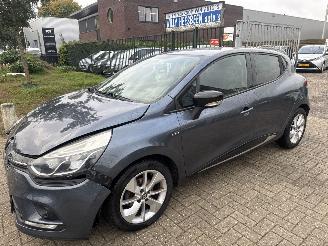 Schadeauto Renault Clio 1.2 NIGHT&DAY RIJDBAAR BOUWJAAR 2016 139753 KM  3500 EURO VAST 2016/11