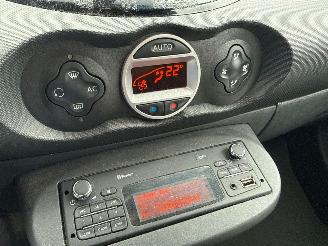 Renault Twingo 1.2 AIRCO CRUISE CENTRAAL picture 21