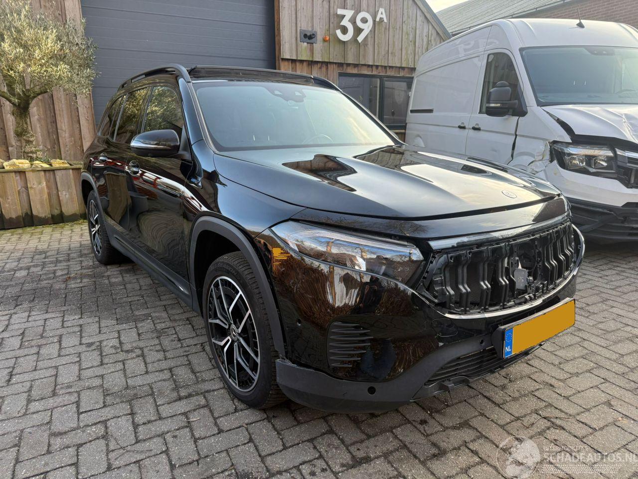 Mercedes EQB 250 AMG LINE 67 KWH  PANO VOL OPTIES