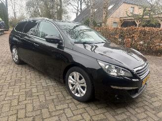 Schadeauto Peugeot 308 1.2 E- thp pano pdc navi camera 2014/10