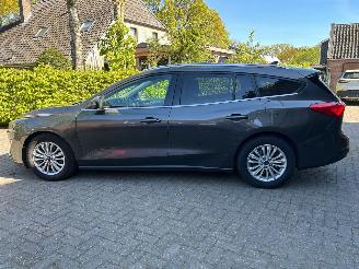 Unfallwagen Ford Focus 1.5 TITANIUM AUT PANO X 2021/10