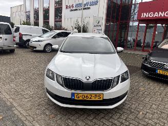 uszkodzony samochody osobowe Skoda Octavia 1.6 TDI GREENTECH CL 2019/11