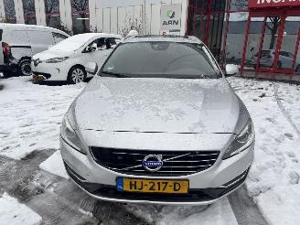 uszkodzony samochody osobowe Volvo V-60 2.4 D6 AWD R-DESIGN PLUG IN HYBRIDE 2014/10