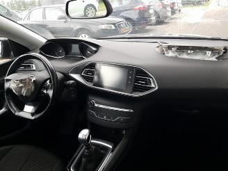 Peugeot 308 SW 1.2 PureTech Blue Lease Executive picture 18