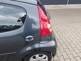 Peugeot 107 1.0-12V XS Automatic picture 9