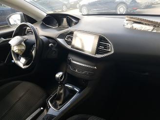 Peugeot 308 SW 1.6 BlueHDI Blue Lease Executive picture 16
