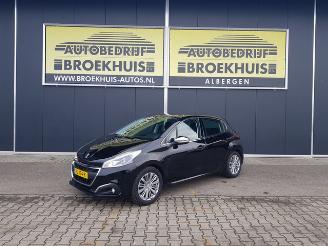 Damaged car Peugeot 208 1.2 PureTech Allure 2015/11