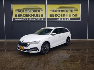krockskadad bil auto Skoda Octavia Combi 1.4 TSI iV PHEV Sportline Business 2022/4