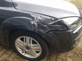 Ford Focus 1.6-16V Ghia picture 10