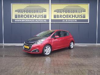 Voiture accidenté Peugeot 208 1.2 PureTech Signature 2019/3