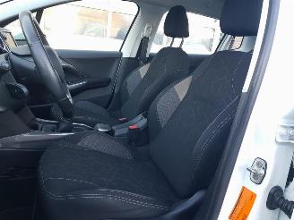 Peugeot 2008 1.2 PureTech Blue Lion picture 15