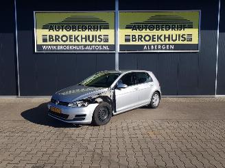 uszkodzony samochody osobowe Volkswagen Golf 1.6 TDI Comfortline BlueMotion 2013/10