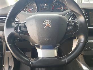 Peugeot 308 SW 1.6 BlueHDI Blue Lease Premium Automatic picture 16