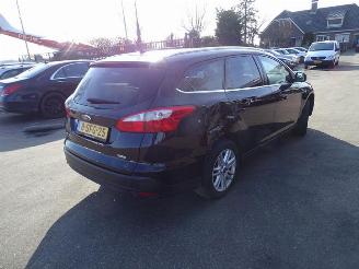 damaged passenger cars Ford Focus Wagon 1.1 Ti-VCT EcoBoost 2013/9