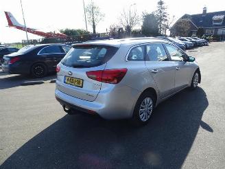 Damaged car Kia Cee d Sportswagon 1.6 GDi 2013/3