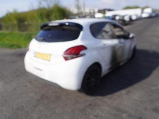 Damaged car Peugeot 208 1.2 Vti 2016/8