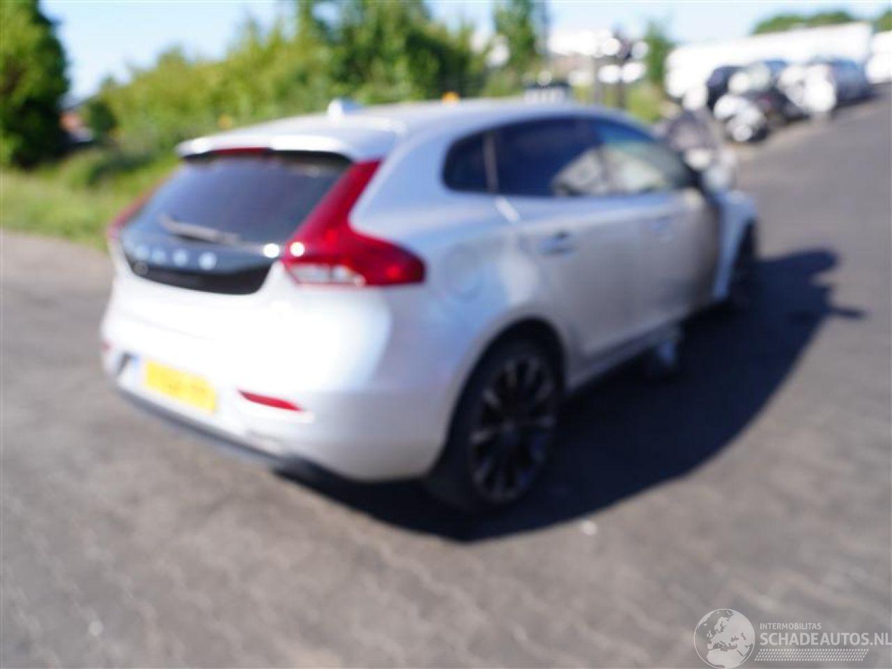 Volvo V-40 D2