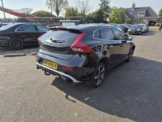 damaged passenger cars Volvo V-40 2.0 D2 16V 2015/10