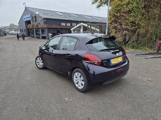Peugeot 208 1.2 12V picture 2