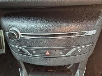 Peugeot 308 1.2 12V picture 6