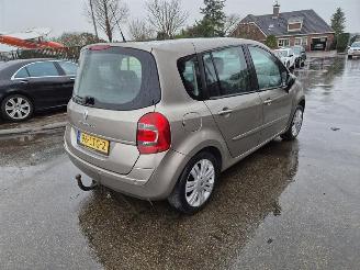 Vaurioauto  passenger cars Renault Modus 1.6 16v 2010/7