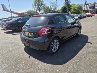 krockskadad bil auto Peugeot 208 1.2 Vti 2014/1