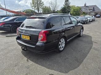 damaged passenger cars Toyota Avensis Wagon 2.0 16v 2006/9