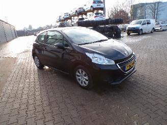 Peugeot 208 1.0VTI 16v picture 2