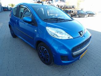 Peugeot 107 1.0-12V Urban Move picture 2