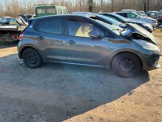 Coche siniestrado Peugeot 208 208 I (CA/CC/CK/CL), Hatchback, 2012 / 2019 1.2 Vti 12V PureTech 82 2012/11