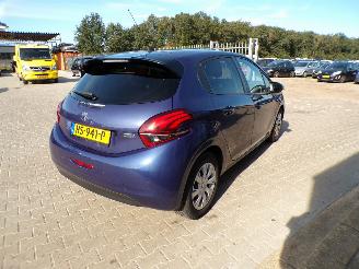 Peugeot 208  picture 3