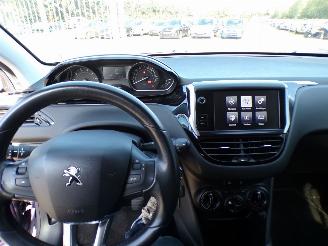 Peugeot 208  picture 6