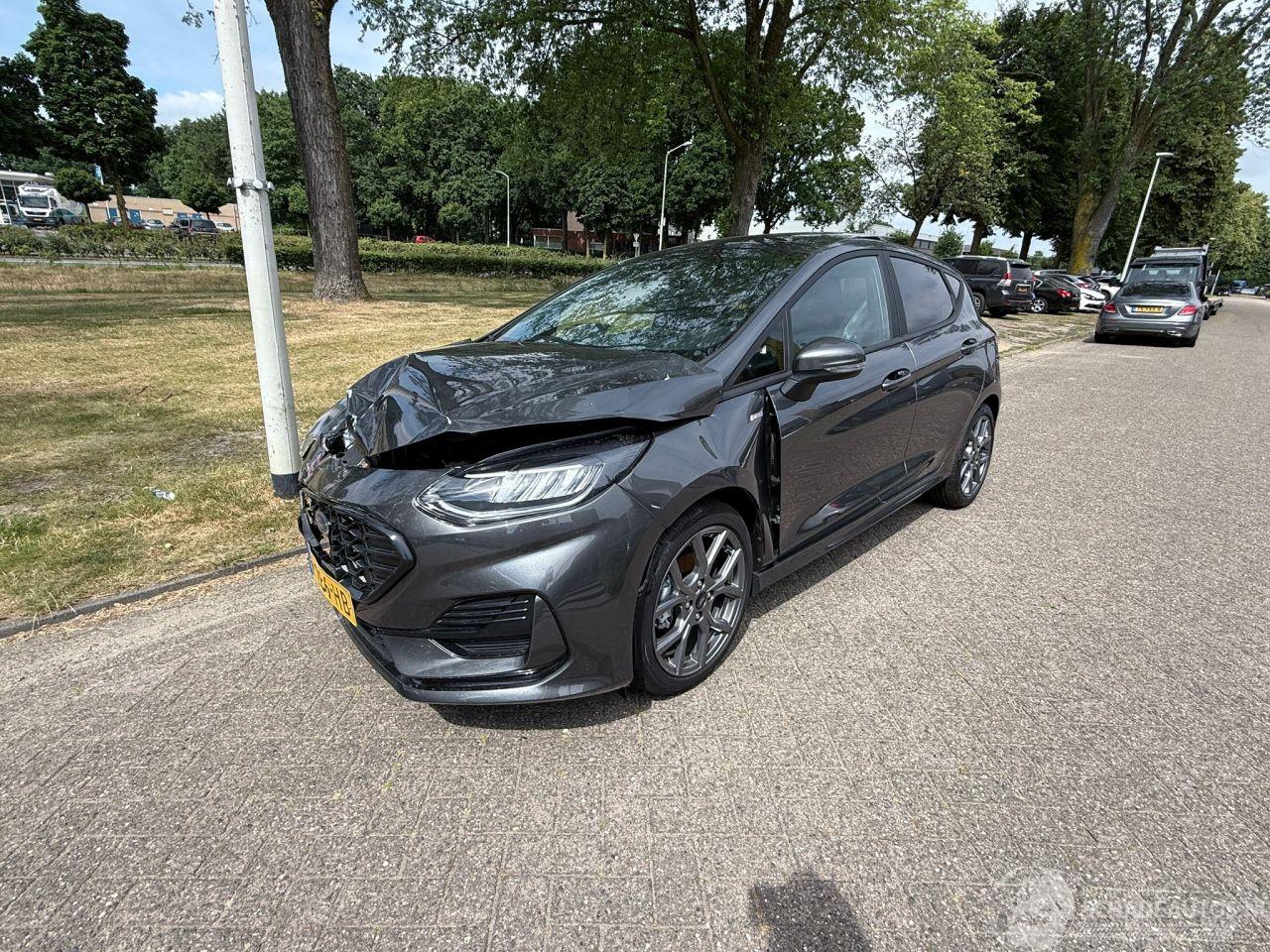 Ford Fiesta benzine én een elektriciteit-motor  999 cc.