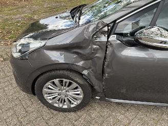 Peugeot 208  picture 11