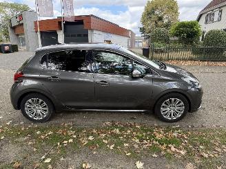 Peugeot 208  picture 6