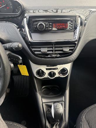 Peugeot 208  picture 16