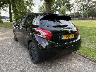 Peugeot 208  picture 3